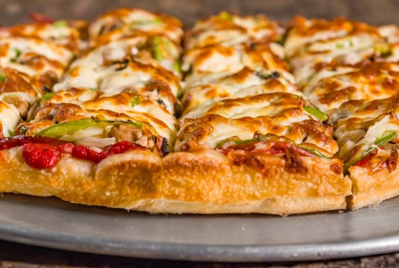 A Pinokio's pizza, fresh from the oven